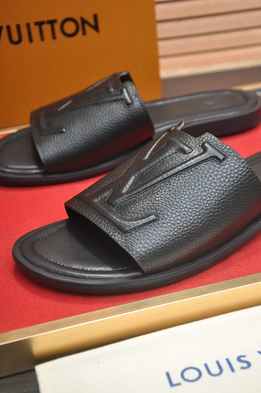 Men's men's shoes 💰340💶 [Louis Vuitton LV slippers] (high-end cowhide) counter 1:1 fashion style, a must-have for summer! The designer used LV’s iconic outsole. The original simple slippers instantly become fashionable! The upper is made of flexible special cowhide leather straps alternately, and the workmanship is exquisite! A must-have for stylish men in summer, size 38-46 (45 46 customized)